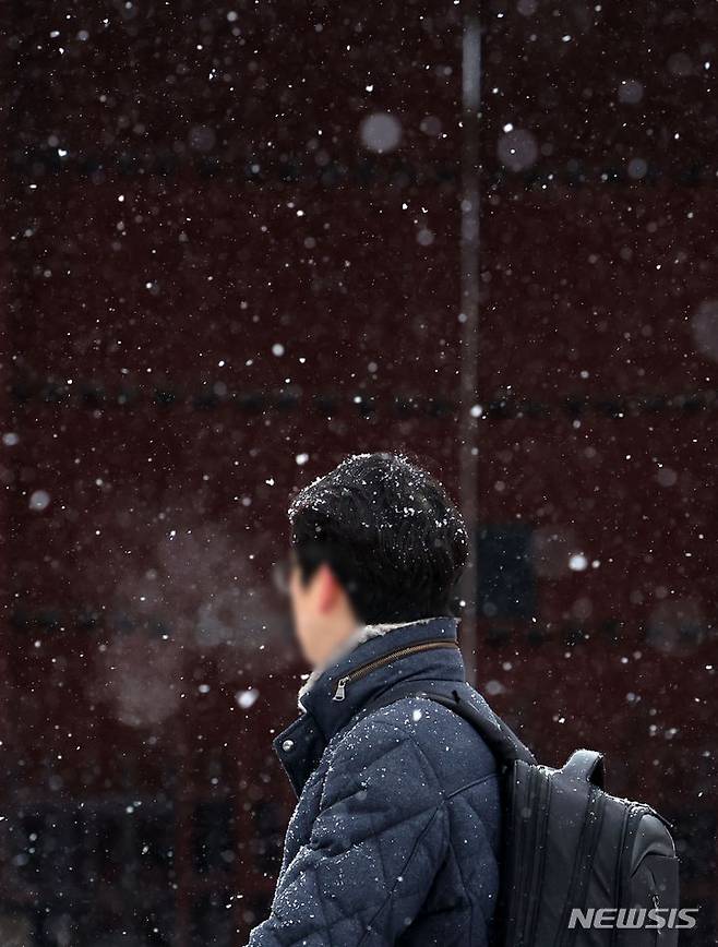 [서울=뉴시스] 김선웅 기자 = 서울·경기 지역에 대설주의보가 발령된 9일 오전 서울 중구 서소문로에서 시민들이 내리는 눈 사이를 걷고 있다. 2024.01.09. mangusta@newsis.com