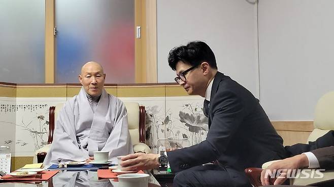 [단양=뉴시스] 이도근 기자= 9일 오전 대한불교 천태종 총본산인 충북 단양군 구인사를 방문한 국민의힘 한동훈 비상대책위원장이 천태종 덕수 총무원장과 담소하고 있다. 2024.1.9. nulha@newsis.com