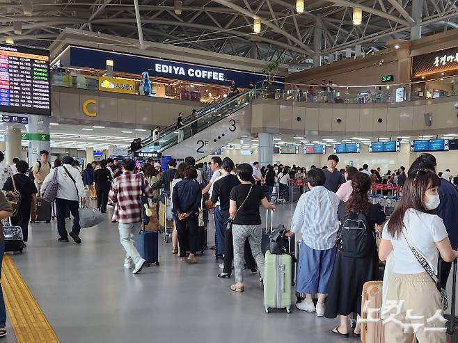 김해공항 국제선 출국인파. 부산 CBS