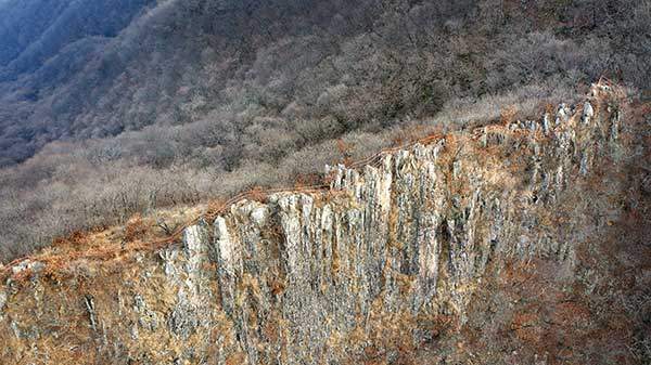 드론으로 살펴본 칼바위 능선 위 철난간.