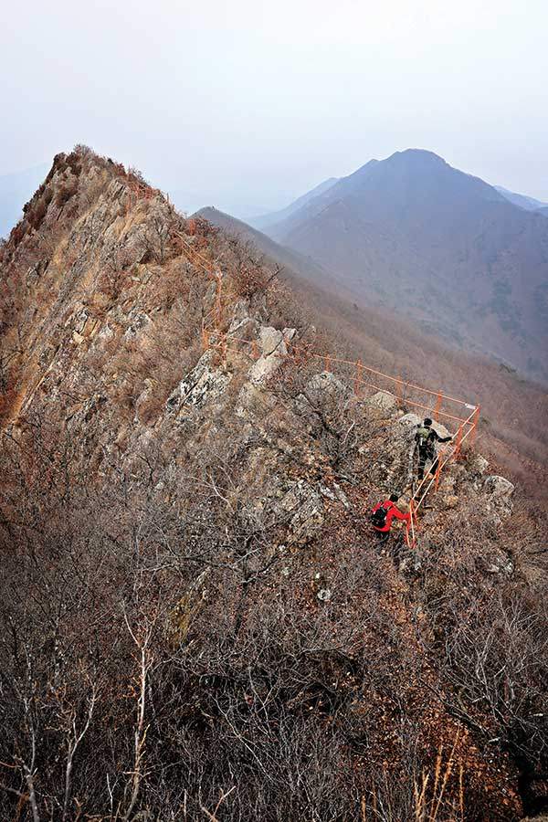 철난간이 설치된 2023년 칼바위 능선. 안전해졌지만 아름다움은 반감됐다. 암릉에 철기둥이 무수히 박혔다.