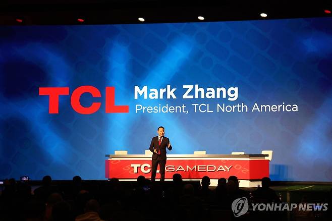 TCL 미디어 행사 (라스베이거스 UPI=연합뉴스) 마크 장 TCL 최고경영자(CEO)가 8일(현지시간) 미국 라스베이거스 만달레이 베이 컨벤션 센터에서 미디어 행사를 하는 모습. 2023. 1. 9. photo@yna.co.kr