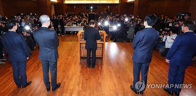 입장문 발표하는 태영그룹 윤세영 창업회장 (서울=연합뉴스) 김도훈 기자 = 태영그룹 윤세영 창업회장이 9일 오전 서울 여의도 태영건설 본사에서 열린 워크아웃 관련 추가자구안 발표 기자회견에서 입장문을 발표하고 있다. 2024.1.9 superdoo82@yna.co.kr