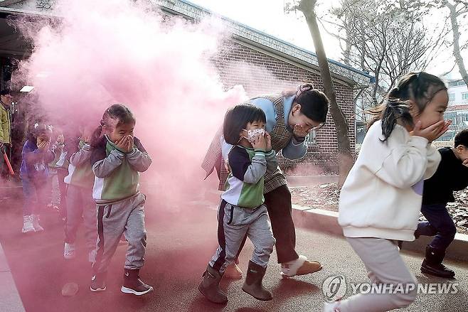 화재 대피 훈련하는 어린이  [광주 북구 제공. 연합뉴스 자료사진. 재판매 및 DB 금지]