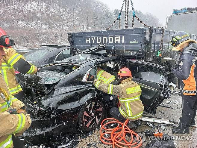 이천 제2중부고속도로서 눈길 다중추돌 사고 발생 [경기도소방재난본부 제공. 재판매 및 DB 금지] sol@yna.co.kr