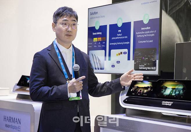 삼성전자 전장사업팀 여태정 부사장이 9일(현지시간) ‘CES 2024’ 삼성전자-하만 전시장에서 다양한 전장 제품들을 소개하고 있다.(사진=삼성전자)