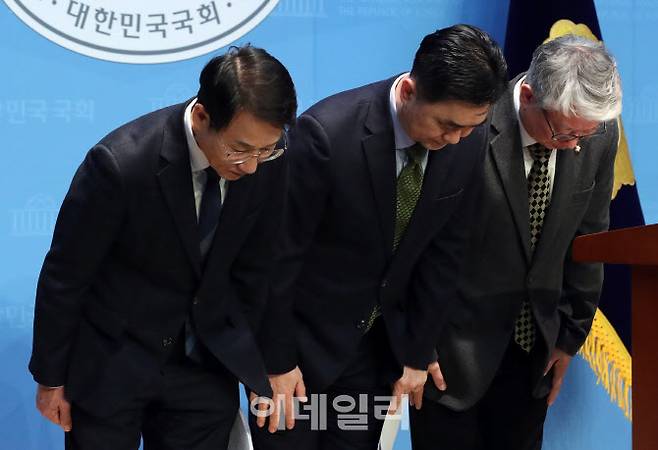 더불어민주당 비이재명계 모임인 ‘원칙과 상식’ 김종민, 이원욱, 조응천 의원이 10일 오전 서울 여의도 국회 소통관에서 탈당 기자회견을 하고 있다.(사진=노진환 기자)