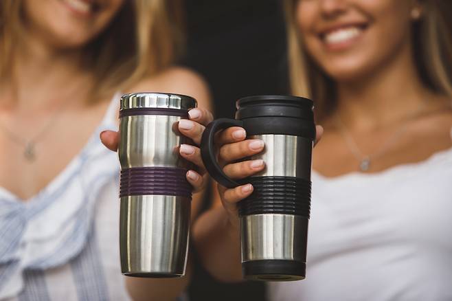 텀블러는 환경을 지킬 뿐 아니라 높은 편의성 등 이점이 많아 널리 사용되고 있지만 깨끗하게 세척하는 게 중요하다는 지적이다. [사진=게티이미지뱅크]