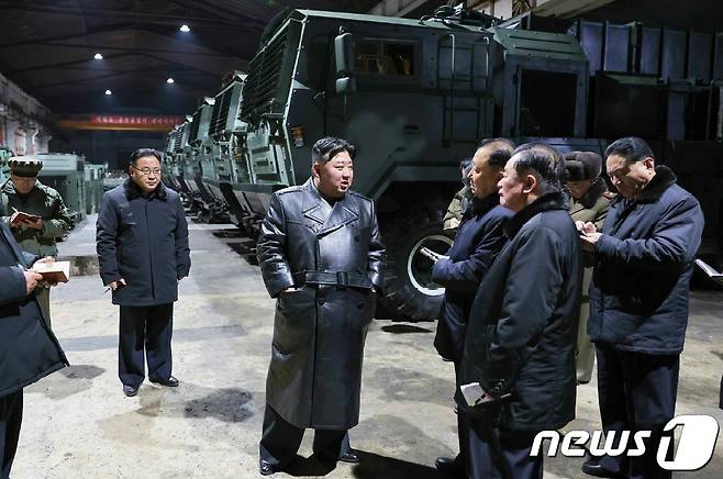 북한 노동당 기관지 노동신문은 10일 "김정은 노동당 총비서가 1월8일과 9일 중요군수공장들을 현지지도했다"고 보도했다. [국내에서만 사용가능. 재배포 금지. DB 금지. For Use Only in the Republic of Korea. Redistribution Prohibited] rodongphoto@news1.kr