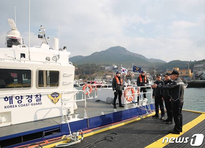 10일 한철웅 통영해경서장이 경남 거제시 장승포항 인근에서 안전상태를 점검하고 있다.(통영해경 제공)