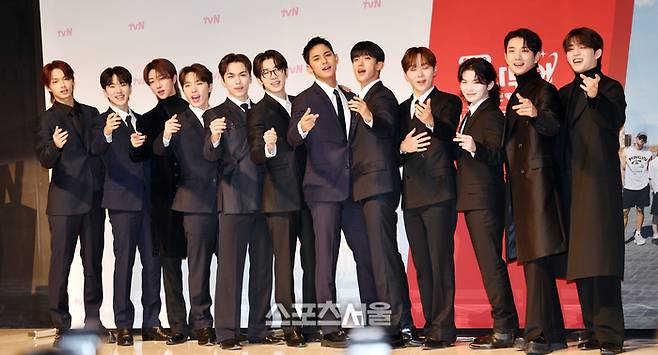 세븐틴이 3일 논현동 엘리에나호탈에서 열린 tvN 새 여행예능 ‘나나투어 with 세븐틴’ 제작발표회 무대에 올라 포토타임을 갖고 있다. 강영조기자 kanjo@sportsseoul.com