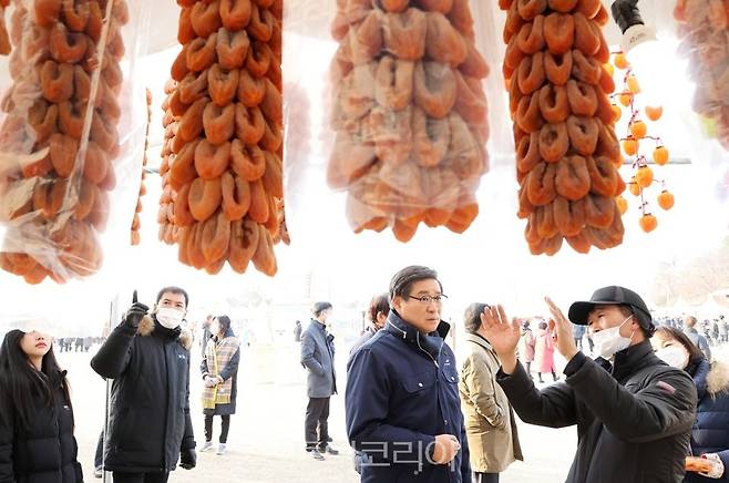 '제8회 지리산함양고종시곶감축제' 개막을 이틀 앞둔 10일 함양군은 축제장 최종 현장점검을 비롯해 축제 막바지 준비 작업에 총력을 쏟고 있다. /사진-함양군
