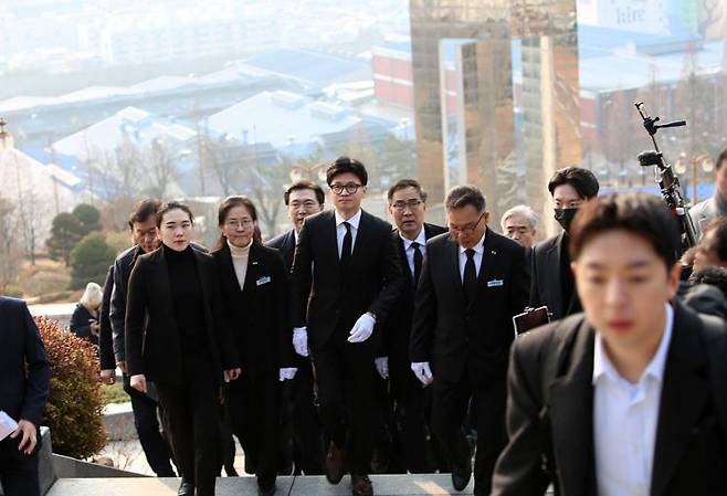 한동훈 국민의힘 비상대책위원장이 경남 창원시 국립3.15민주묘지 참배를 위해 계단을 오르고 있다. [사진=이세령 기자]