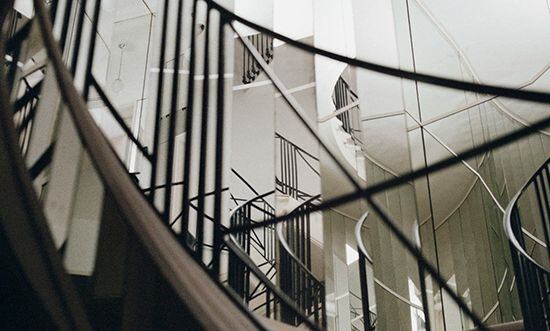 샤넬의 상징적인 파리 깡봉가 31번지에 위한 가브리엘 샤넬의 아파트 계단. 이 예술적인 아르데코 스타일의 계단을 따라 늘어선 거울이 ‘31 르 루즈(트렁떼 엉 르 루쥬)’의 글래스 케이스에 영감이 됐다. 샤넬 홈페이지.