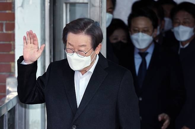흉기 피습을 당했던 이재명 더불어민주당 대표가 10일 오전 서울 종로구 연건동 서울대학교병원에서 퇴원하며 지지자들을 향해 인사하고 있다. /뉴스1