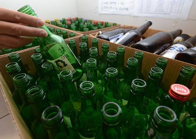 서울 용산구 롯데마트 서울역점에서 마트 관계자가 공병을 정리하고 있다.ⓒ뉴시스