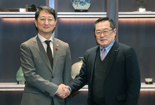 안덕근 산업통상자원부 장관(왼쪽) 10일 서울 삼성동 한국무역협회를 방문하여, 구자열 한국무역협회장과 면담을 가졌다. <산업부>