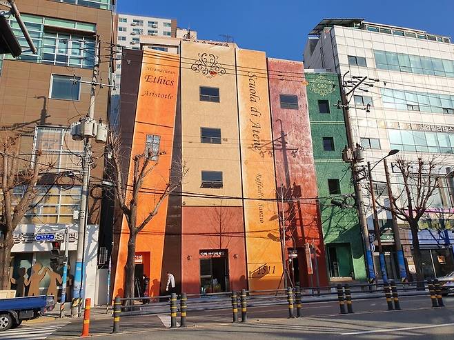 부산 중구 보수동 책방골목에 세워진 아테네 학당 건물. 김영동 기자