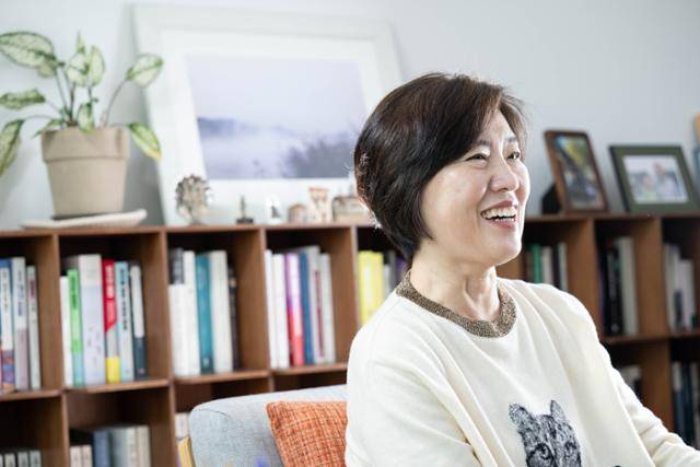 김희경 작가가 15년 동안 거친 직업은 4개다. 일간지 기자에서 아동 인권 활동가로, 여가부 차관에서 논픽션 작가로 세 번의 커리어 환승을 거쳤다. 그를 지난 8일 자택에서 만났다. 이한호 기자