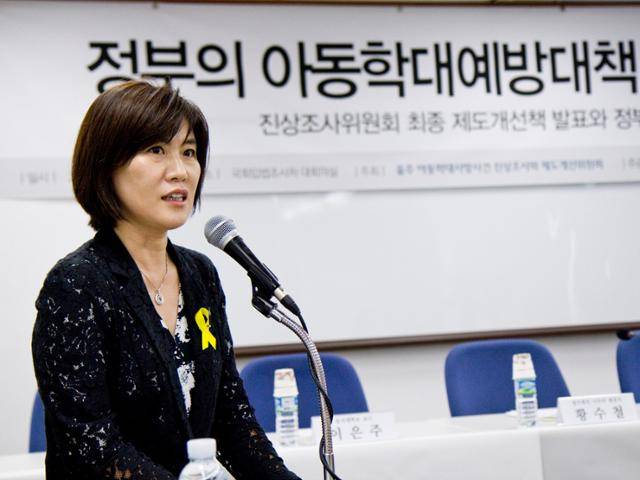 그가 2014년 7월 열린 아동학대 예방 대책 긴급 토론회에서 발언을 하고 있다. 아동학대 문제는 그가 세이브더칠드런에서 일하는 동안 힘을 쏟았던 사안 중 하나다. 김희경씨 제공