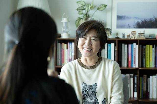 그는 지난해 내놓은 책 '에이징 솔로’로 또 한 번의 터닝포인트를 돌았다. 어디에도 소속되지 않은 채 논픽션 작가로 일하는 삶을 누리는 중이다. 이한호 기자