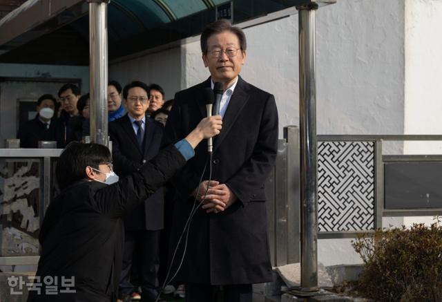 이재명 더불어민주당 대표가 10일 서울 종로구 서울대학교 병원에서 퇴원하며 입장을 밝히고 있다. 정다빈 기자