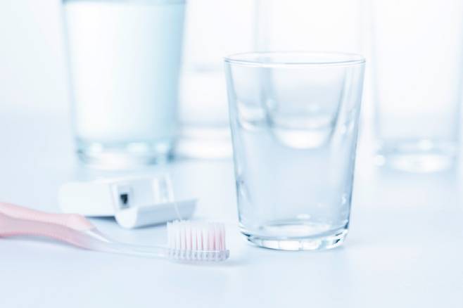 양치 후 입을 헹굴 때는 차가운 물 대신 따뜻한 물로 헹구는 게 입냄새 제거에 더 효과적이다./사진=클립아트코리아