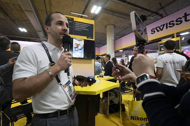 스위스의 테크 스타트업 라이트하우스 테크는 시각장애인을 위한 진동 웨어러블 장치를 만들고 있다 / 출처=IT동아