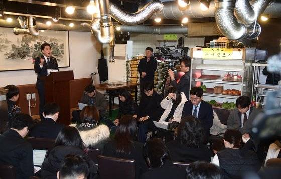 이준석 전 국민의힘 대표가 지난해 12월 27일 서울 노원구 상계동 갈빗집에 탈당 기자회견을 했다. 개혁신당 정강정책위원장이 된 그는 야권 텃밭인 상계동에서 보수 후보가 당선될 정도로 당을 혁신하고자 했으나 좌절해 신당을 택했다고 말했다. 뉴스1