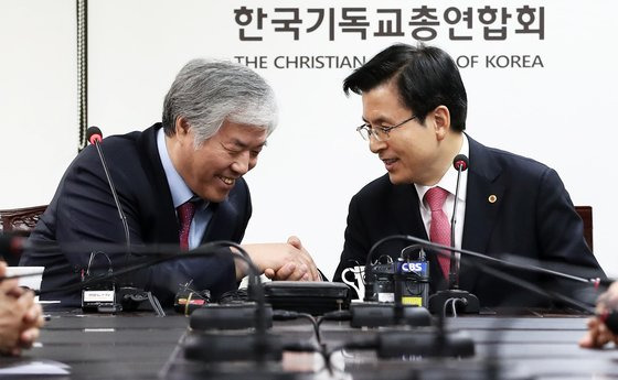 지난 2019년 3월 황교안 당시 자유한국당(국민의힘 전신) 대표가 그의 주요 지지 기반인 전광훈 한국기독교총연합회장을 예방했다. 보수 색채가 점점 짙어져 지난 2020년 총선에서 참패했다. 뉴스1