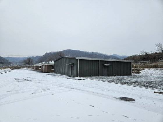 지난 3일 경기 연천 한 전방사단에 세워진 AI 경계센터(가칭) 외부 모습. 사진 국방부