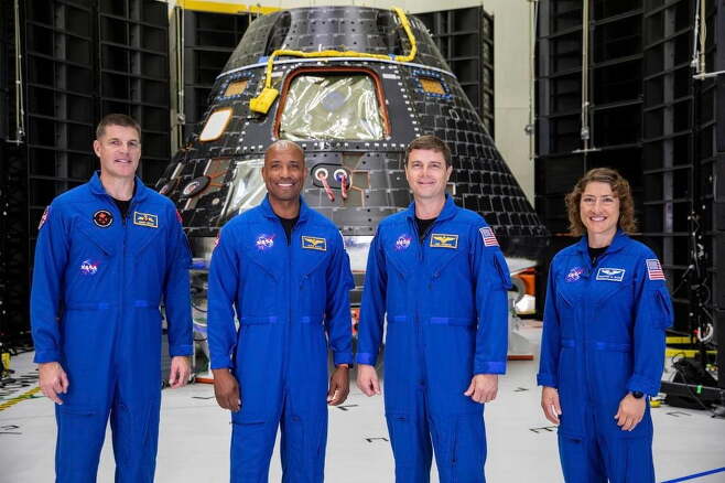 미 항공우주국(NASA)이 유인 탐사선으로 달 궤도를 도는 아르테미스 프로그램 2단계 계획을 내년 9월로, 우주비행사를 달에 착륙시키는 3단계 계획을 2026년 9월로 연기한다고 9일(현지시간) 밝혔다. 사진은 아르테미스 2단계 임무를 수행할 우주비행사들이 지난해 8월 8일 NASA 케네디 우주센터에서 나란히 서 있는 모습. 왼쪽부터 제레미 한센, 빅터 글로버, 리드 와이즈먼, 크리스티나 코크.  /사진=NASA