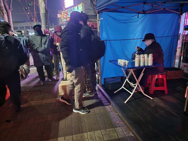 10일 새벽 서울 구로동 남구로역삼거리. 자원봉사자 홍병순 씨(72)가 일자리를 찾는 일용직 근로자들에게 따뜻한 차(茶)를 무료로 나눠주고 있다. 그는 "요즘처럼 경기가 어려웠던 적은 없다"고 단언했다.