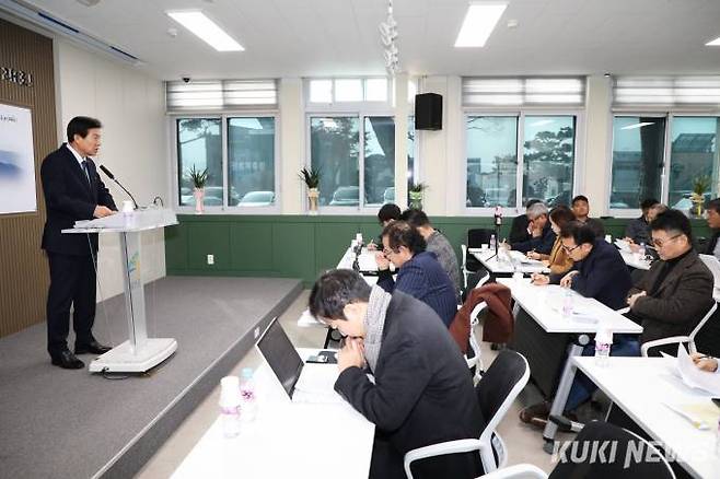 박범인 금산군수가 10일 군청 브리핑룸에서 새해 설걔 기자회견을 갖고 있다.