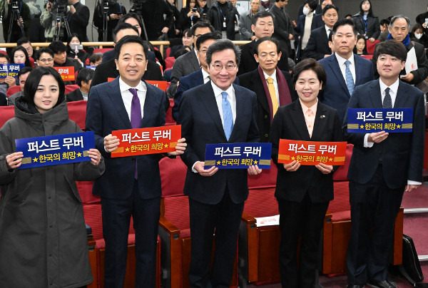 신당 창당을 추진 중인 이준석 전 국민의힘 대표(오른쪽부터)와 한국의희망 양향자 대표, 이낙연 전 더불어민주당 대표, 새로운선택 금태섭 공동대표가 9일 국회 의원회관에서 열린 양 대표의 출판기념회에서 손팻말을 들고 기념 촬영하고 있다. 이병주 기자