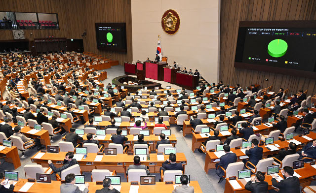 9일 서울 여의도 국회 본회의장에서 열린 제411회국회(임시회) 4차 본회의에서 '우주항공청의 설치 및 운영에 관한 특별법안(대안)'이 가결되고 있다. 이병주 기자