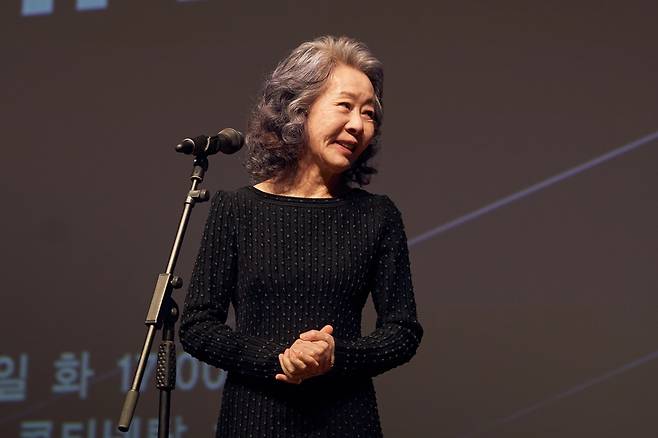 윤여정이 오는 2월7일 개봉하는 영화 '도그데이즈'에서 세계적인 건축가로 분해 관객과 만난다. 사진제공=CJ ENM