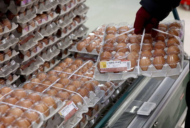 지난 10일 오후 서울의 한 대형마트에서 소비자가 계란을 구매하는 모습. [사진 출처 = 연합뉴스]