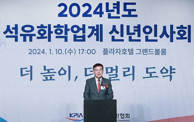 신학철 LG화학 부회장이 10일 서울 중구 플라자호텔에서 열린 ‘2024년도 석유화학업계 신년 인사회’에서 신년사를 발표하고 있다. <한국석유화학협회>