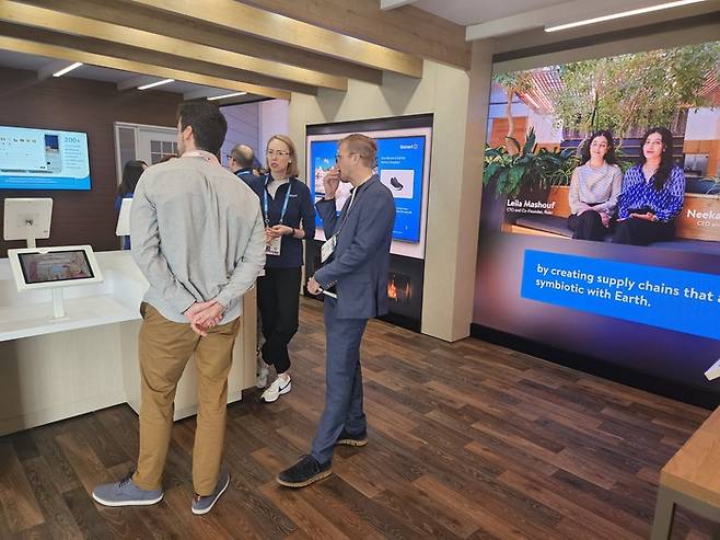 CES 관람객들이 9일(현지시간) 미국 라스베이거스 컨벤션선터(LVCC) 플라자에 설치된 월마트 부스에서 AI 챗봇 서비스를 체험하고 있다. [성승훈 기자]