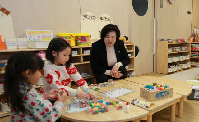 지난해 개원한 과천시립 푸른숲어린이집을 찾은 신계용 과천시장./사진제공=과천시