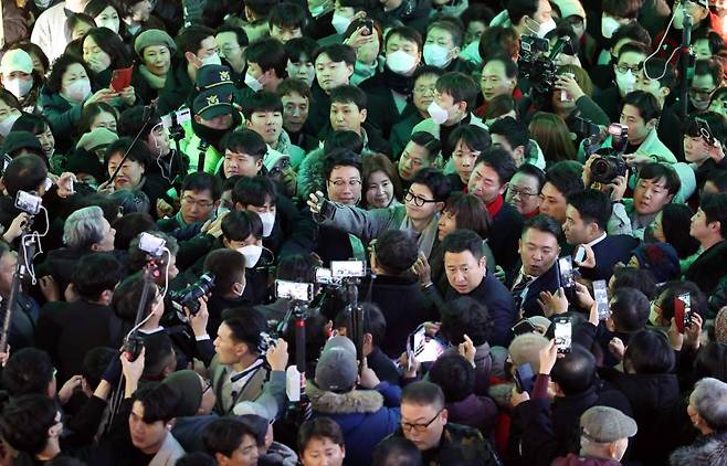 [부산=뉴시스] 하경민 기자 = 한동훈 국민의힘 비상대책위원장이 10일 오후 부산 중구 비프광장을 방문, 시민들과 셀카를 찍고 있다. 2024.01.10.