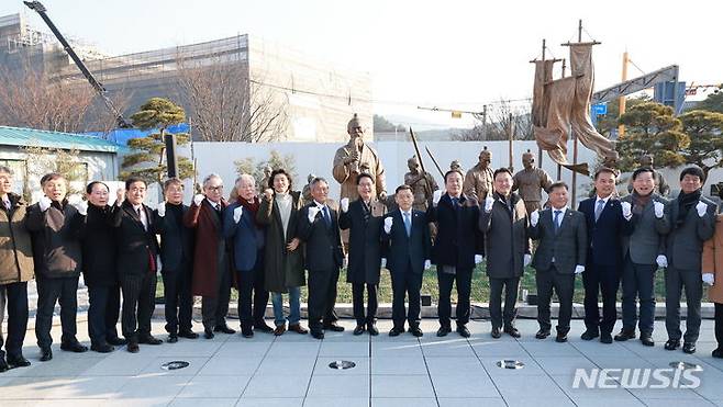 10일 고창군청 맞은편 소공원에서 열린 '전봉준 장군 동상 義의 깃발아래 제막식', 심덕섭 군수와 진윤식 고창동학농민혁명기념사업회 이사장을 비롯한 참석자들이 동상 제막 후 기념사진을 찍고 있다. 심덕섭 군수 뒤로 전봉준 장군의 모습이 보인다. *재판매 및 DB 금지