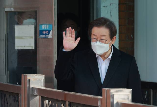 ▲더불어민주당 이재명 대표가 1월 10일 서울 종로구 서울대학교 병원에서 퇴원하며 손을 흔들고 있다. 이 대표는 자택에서 당분간 치료를 이어갈 예정이다. ⓒ연합뉴스