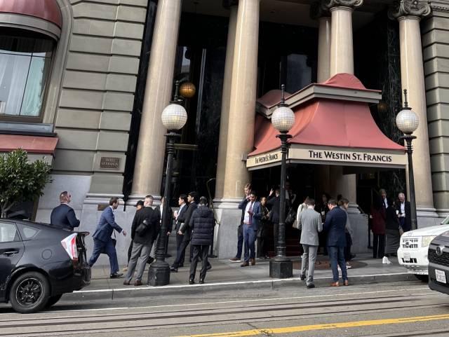 8일(현지시간) 미국 샌프란시스코 웨스틴 세인트 프랜시스 호텔에서 열린 제42회 JP모건 헬스케어 콘퍼런스에 제약·바이오 업계 관계자들이 입장하고 있다. 샌프란시스코=박효정 기자