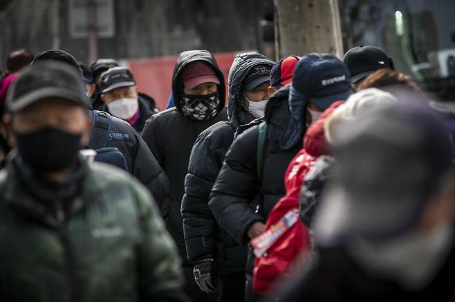 2023년 12월19일 서울 탑골공원 인근 무료 급식소 주변에서 기다리는 노인들. ⓒ시사IN 신선영