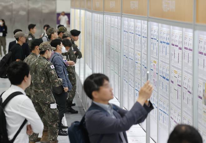 10일 통계청에 따르면, 지난해 연간 취업자 수는 2841만6000명으로 전년보다 32만7000명(1.2%) 늘었다. ⓒ연합뉴스