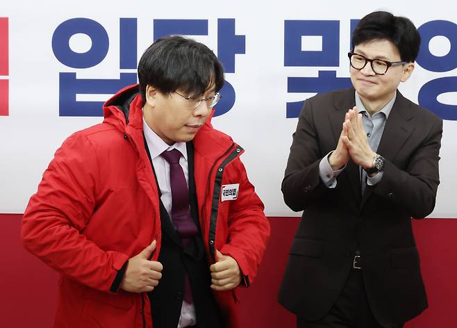 8일 국회에서 열린 국민의힘 입당 및 영입 환영식에서 한동훈 비상대책위원장이 학교폭력 전문 변호사인 박상수 변호사에게 당 점퍼를 입혀주고 있다. ⓒ연합뉴스
