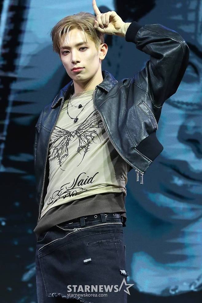 신인 그룹 올아워즈(ALL(H)OURS) 건호가 10일 오후 서울 광진구 예스24 라이브홀에서 진행된 첫 번째 미니 앨범 'ALL OURS(올아워즈)' 발매 기념 쇼케이스에 참석해 포즈를 취하고 있다.  데뷔 앨범 'ALL OURS'에는 'Drift(드리프트)', '으랏차차(GOTCHA)', 'WAO WAO(와오 와오)', 'Racer(레이서)', 'ALL OURS(올아워즈)' 등 올아워즈의 거침없는 패기가 돋보이는 다섯 곡이 수록됐다. 2024.01.10 /사진=김창현