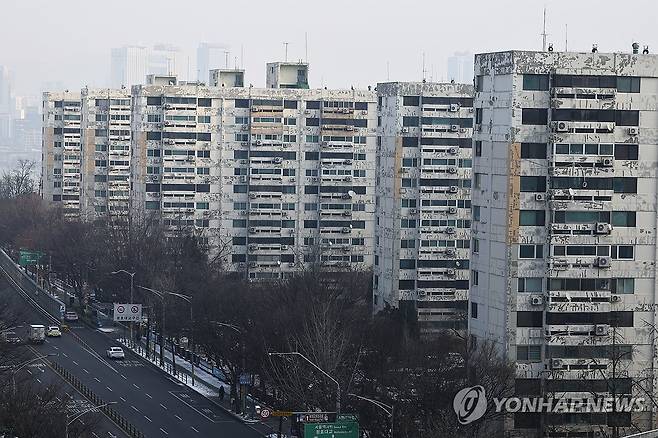 안전진단 없이 재건축 착수…사업기간 최대 5∼6년 단축한다 (서울=연합뉴스) 윤동진 기자 = 아파트를 지은 지 30년이 넘었다면 안전진단 없이 재건축을 시작할 수 있도록 정부가 절차를 간소화하기로 했다. 정부는 10일 윤석열 대통령 주재로 '국민과 함께하는 민생토론회'를 열고, 이 같은 내용의 주택공급 확대 및 건설경기 보완방안을 발표했다.
    사진은 이날 여의도 재건축 아파트 일대 모습. 2024.1.10 mon@yna.co.kr